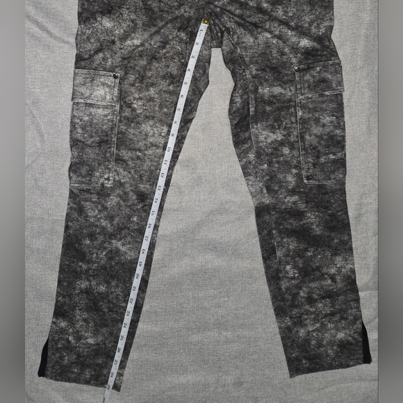ALICE + OLIVIA Black Gray Acid Wash Cargo Pants - Picture 13 of 16